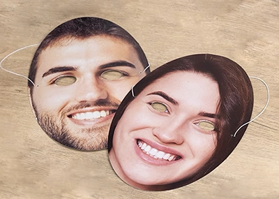 Dos caras en forma de corazón.