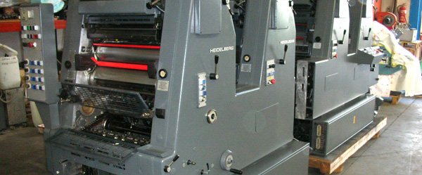 Máquina de impresión offset de cuatro cuerpos en producción profesional