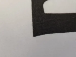 Textura real de serigrafía en camiseta vista en detalle